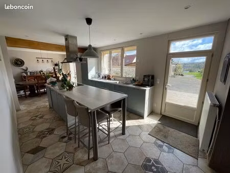 maison en pierre avec dépendance