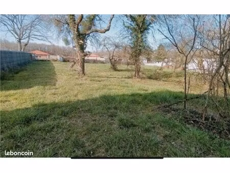 terrain à bâtir avec accès direct. beau potentiel