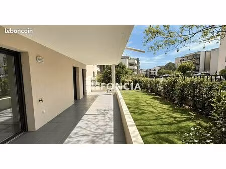 grand t3 en rez-de-jardin avec terrasse  jardin et piscine sur le toit