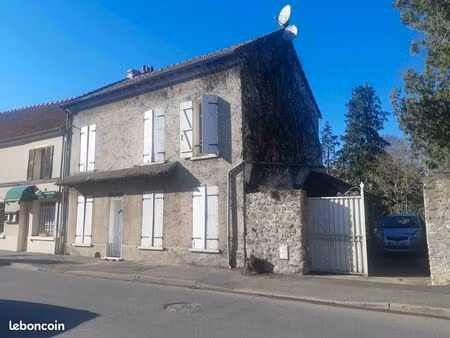 a louer tres belle et grande maison individuelle sans vis a vis au quasi centre-ville de v
