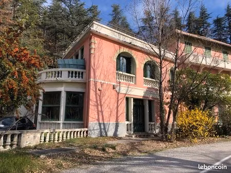 pour investisseur : une exceptionnelle bastide de 800m2   6 000m2 de terrain boisé bordé p