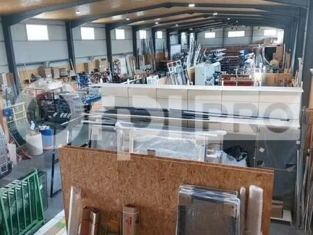 local commercial 1 600 m²