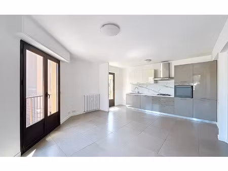 location appartement  m² t-2 à cannes  879 €