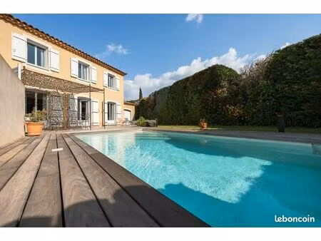 villa de caractère t6 avec piscine et jardin paysager