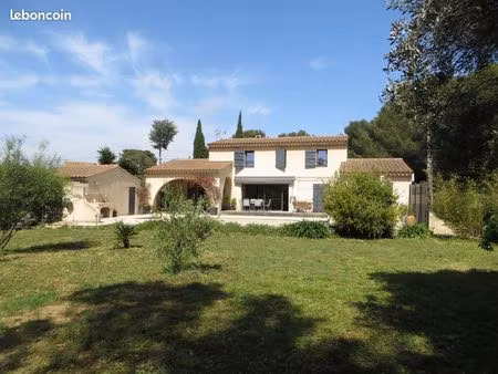 villa avec piscine au calme prés de la mer