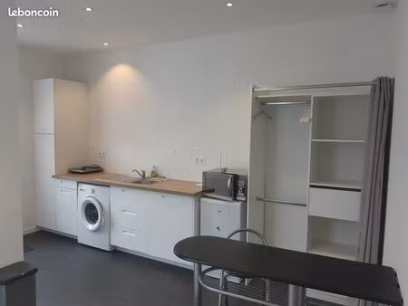 studio indépendant lumineux