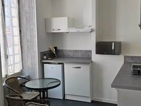 grand studio meublé 30 m² – centre de benet