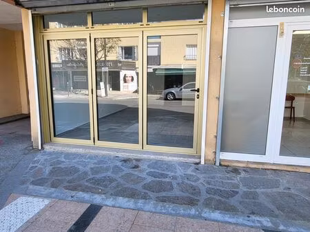 local commercial la favière à bormes les mimosas