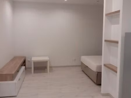 loue studio de 34 80 m2 au centre-ville de roquebrune-sur-argens