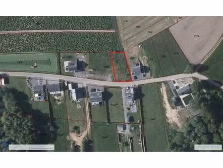 terrain de 755 m² dans une rue peu fréquentée