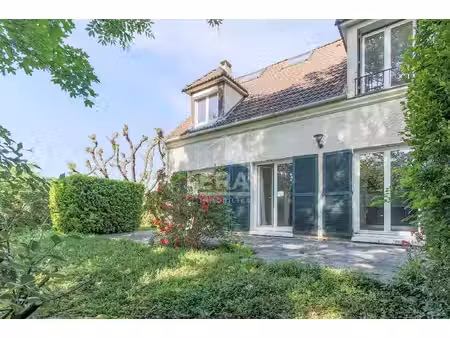 maison d'exception à crespières : harmonie et sérénité au coeur de la nature