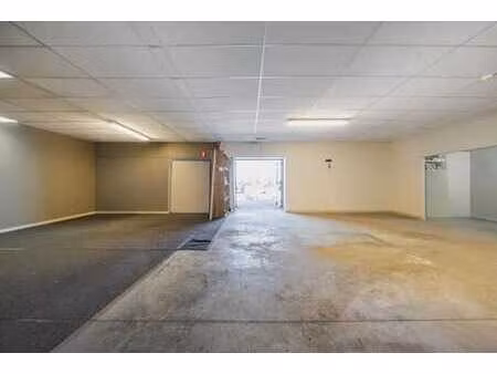 vaste entrepôt à fort potentiel au centre de frameries