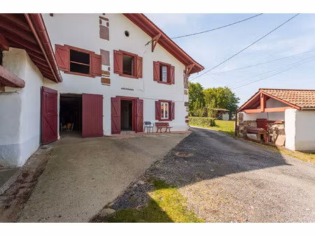 a vendre en viager  corps de ferme avec dépendances.