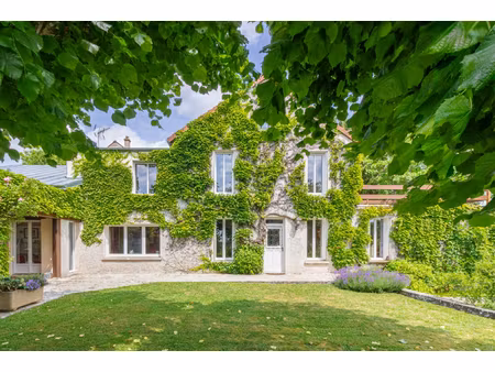 cadre privilégié pour cette maison familiale de charme et sa dépendance offrant une multit