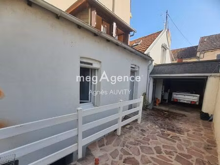 maison de ville de type f2 bis .