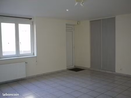 f2 rénové entièrement  r.d.c.  43 m²  libre  toutes les charges sont comprises (chauffage 