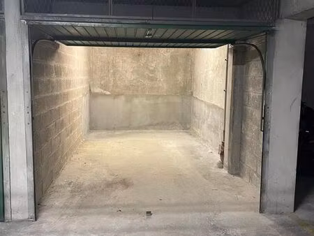 box de 14 m² à massy palaiseau en face de la gare rer