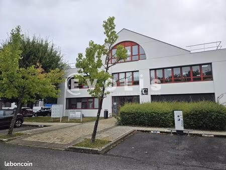 bureaux 74 m²
