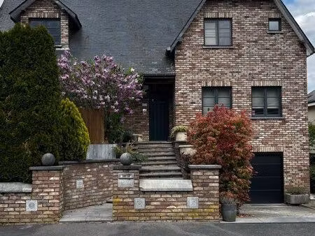 maison lumineuse avec terrasses  jardin et stationnement