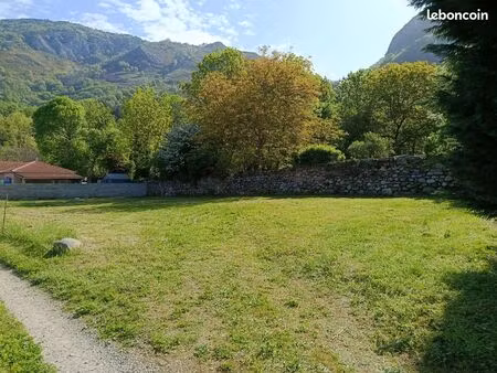 terrain constructible de 604m2 à les cabannes