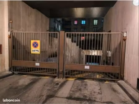 place de parking au 4eme sous sol avec entrée et sortie avec bip et ascenseur