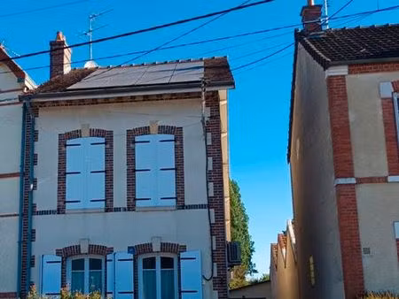 maison de ville avec jardin – dépendances – panneaux solaires – quartier calme