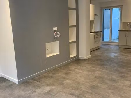 à louer – maison de ville 3 pièces – 89.70 m² sur 3 niveaux avec une petite cour– centre-v