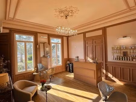salon de coiffure clé en main + revenu locatif – faible loyer réel