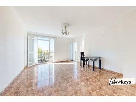 appartement 4 pièces avec beaux volumes - belle exposition - proche du centre commercial