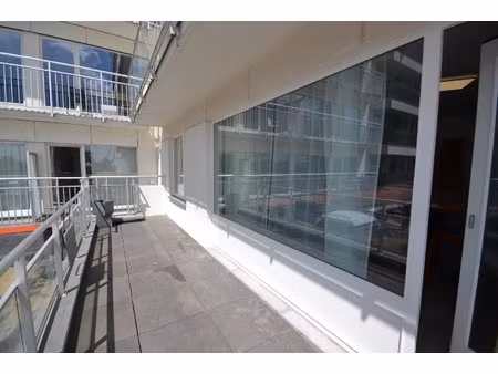 zonnig 2 slaapkamer appartement op de zeedijk van oostduinkerke !