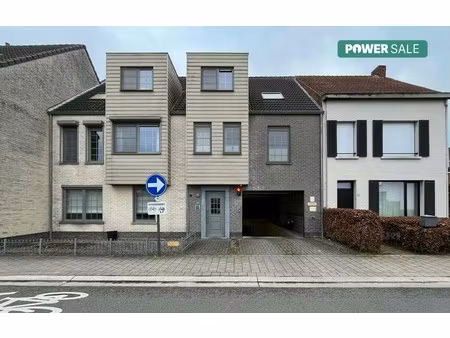 vlot toegankelijke parkeerplaats + berging in rijkevorsel