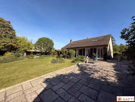 belle maison sans vis à vis avec un magnifique terrain