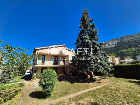 spacieuse maison sisteronnaise avec jardin et garage.