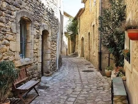 charme authentique et sérénité au cœur du castellet 115 m²