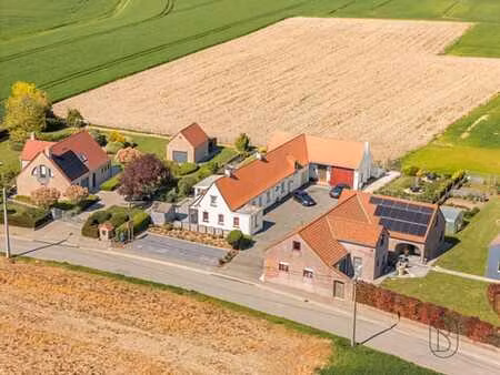 charmante fermette avec une vue magnifique et fort potentiel