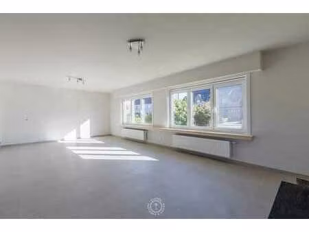 ruim gelijkvloers appartement van 134 m² met tuin en gara...