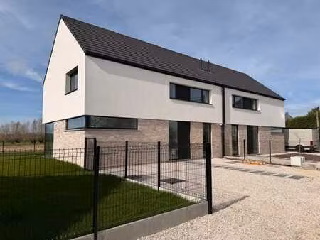 magnifique maison nouvellement batie offrant 5 chs et 2 sdb