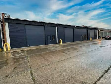 ? entrepôt / garage / box fermé à louer – jambes