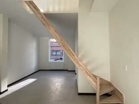 maison rénovée comprenant 3 chambres et un grenier avec terr