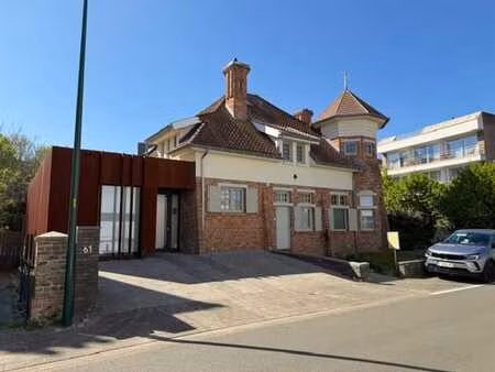 grande villa avec magnifique jardin à louer jusqu'à septe...