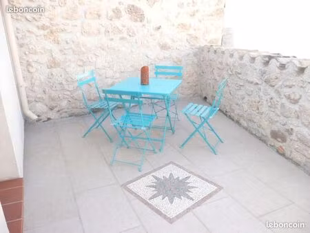 maison de village rénovée  t2/3  cuisine ouvrant sur terrasse de toit