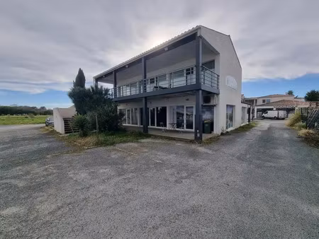 location locaux professionnels 6 pièces 126 m² à saint-pierre-d'oléron (17310)  890 €
