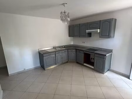 f3 dans un petit immeuble