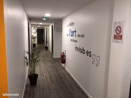 bureau très propre dans un centre d'affaires