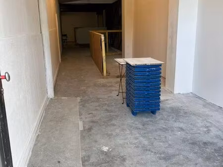 locale restaurant / bar à chicha / supermarché