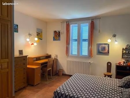 grandes chambres dans maison conviviale - charges et repas inclus