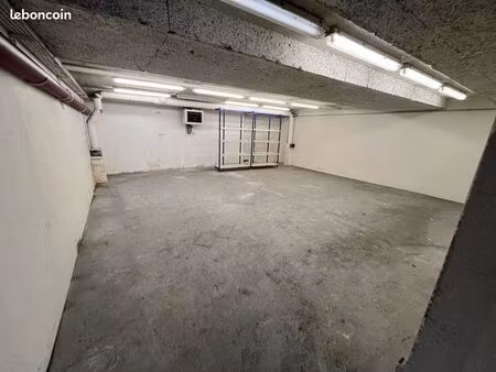 local de 95m2 avec 3 places de parkings au centre commercial