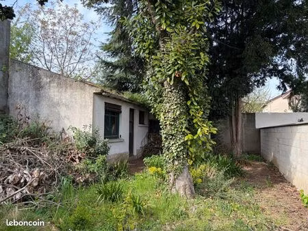 vend terrain de 332 m² avec petite maison