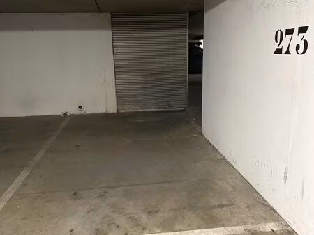 place de parking - à deux pas du rer a
