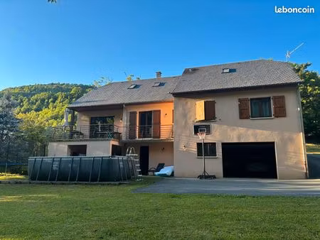 maison familiale 6 chambres – terrain 1400 m² – ruisseau – grand garage